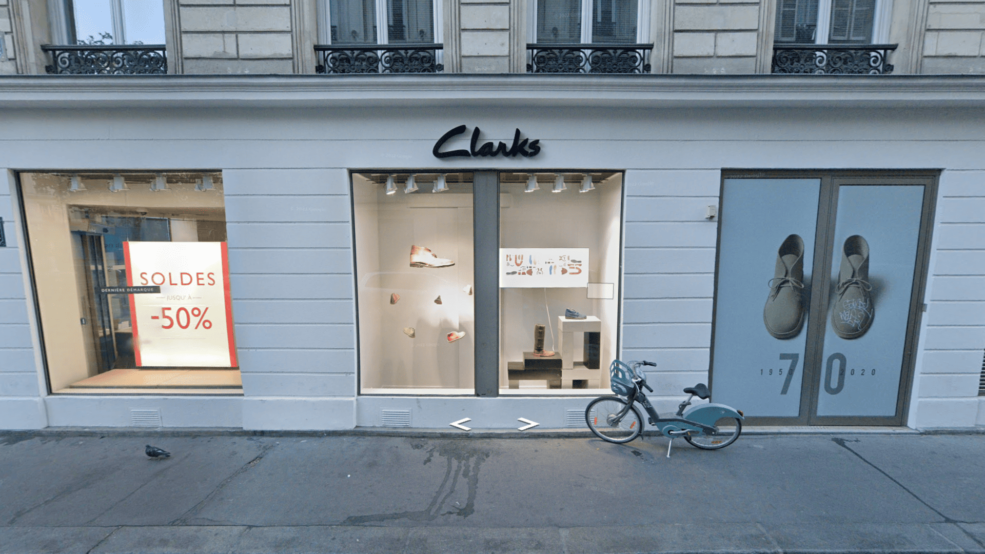 clarks : vitrine soldes et vélo en façade