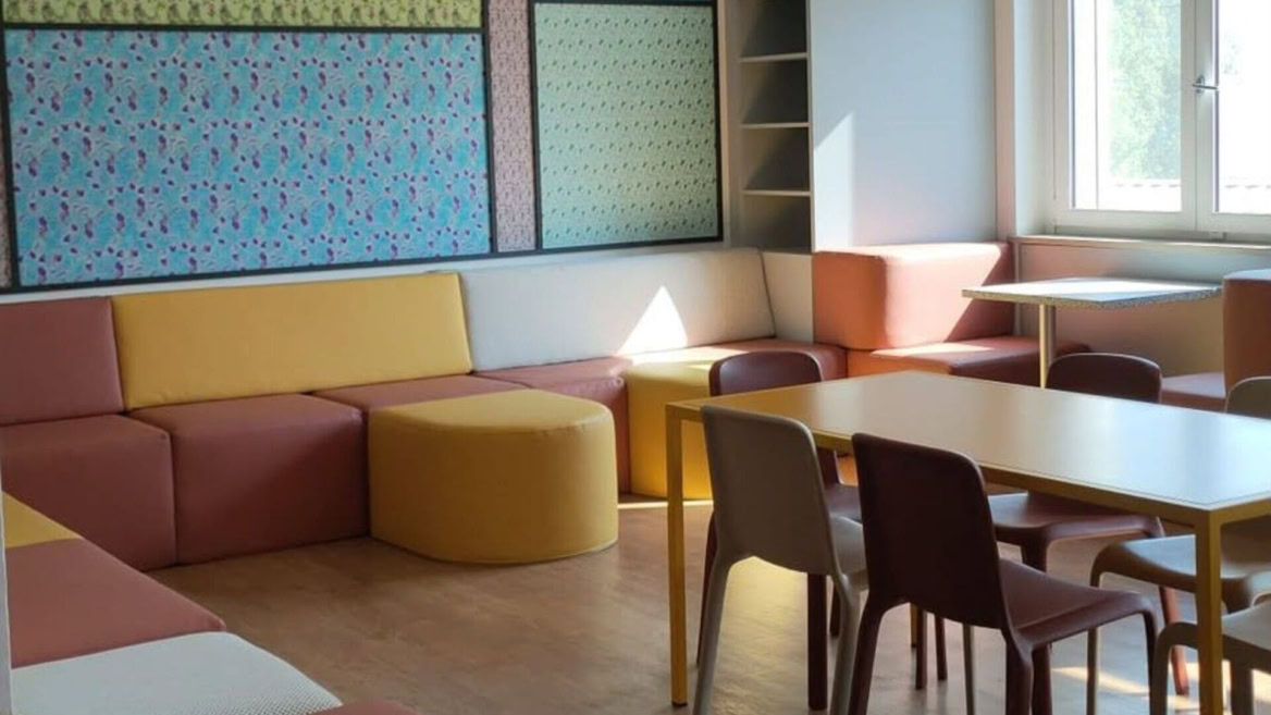 aula moderna pastello con luce naturale
