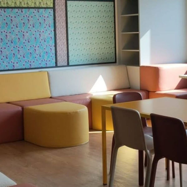 aula moderna pastello con luce naturale