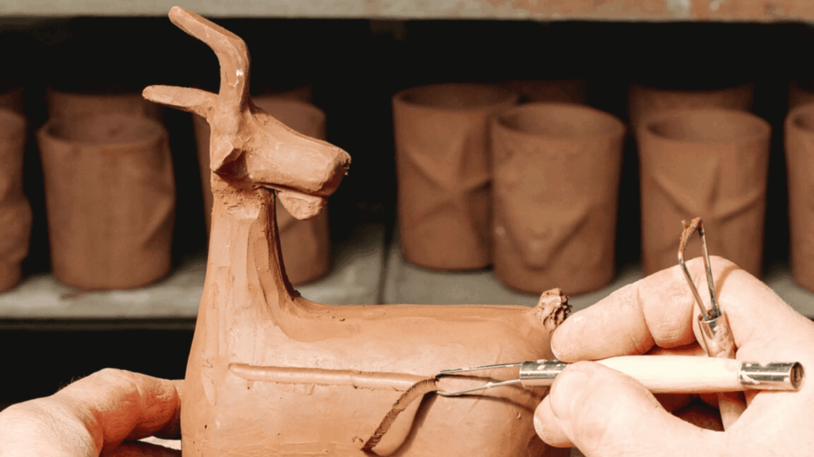 scultura di cervo in argilla, atelier d’artista