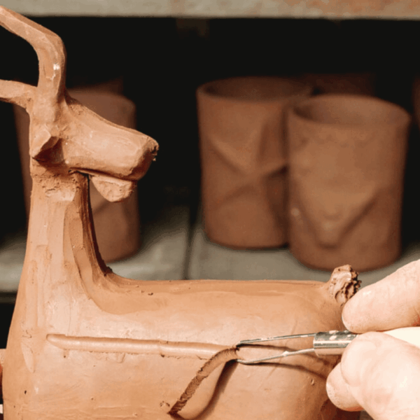 scultura di cervo in argilla, atelier d’artista
