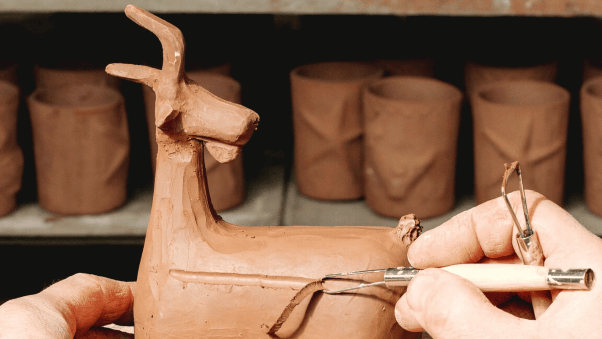 scultura di cervo in argilla, atelier d’artista