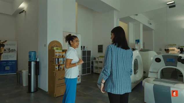 consulenza in clinica wellness con macchinari futuristici