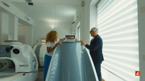 capsule médicale futuriste en clinique moderne