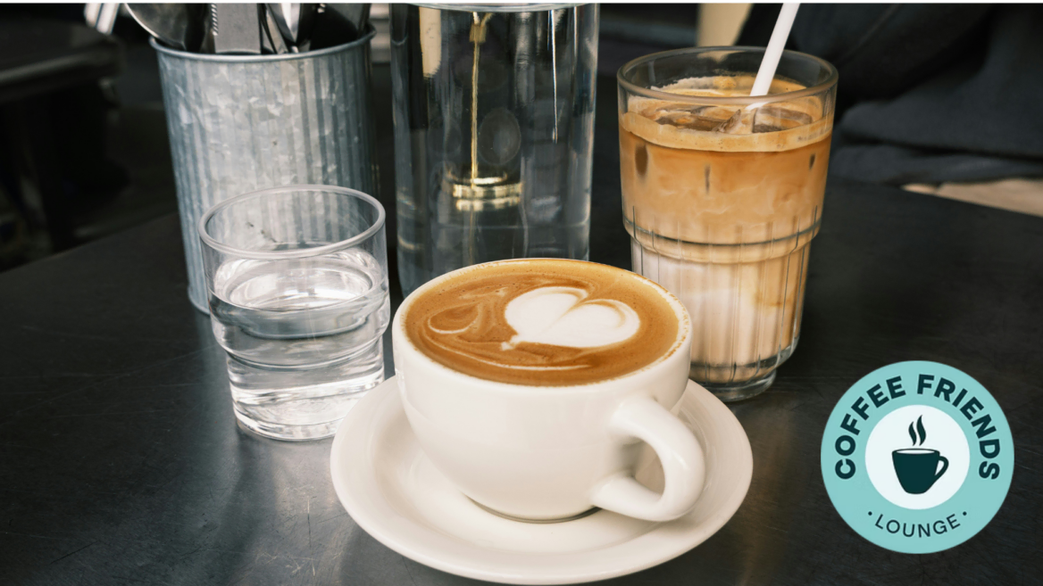 latte und eiskaffee auf dunklem tisch