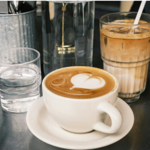 latte und eiskaffee auf dunklem tisch