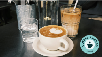 latte und eiskaffee auf dunklem tisch