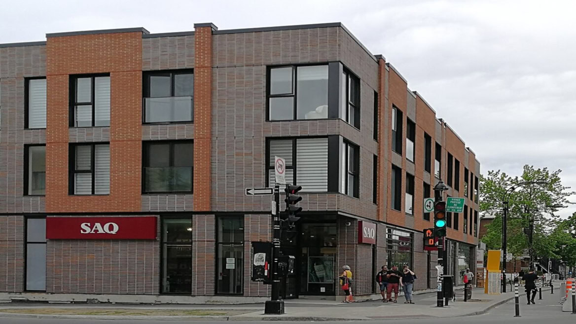 coin urbain avec bâtiment saq moderne