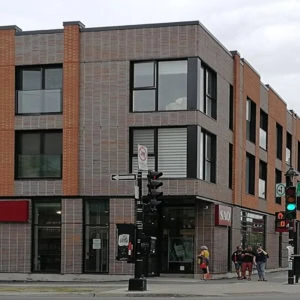 coin urbain avec bâtiment saq moderne