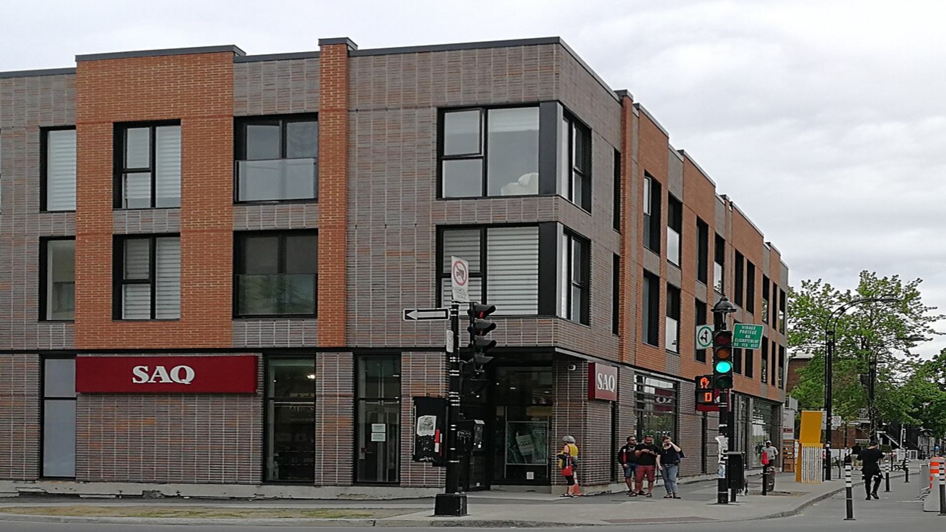 coin urbain avec bâtiment saq moderne