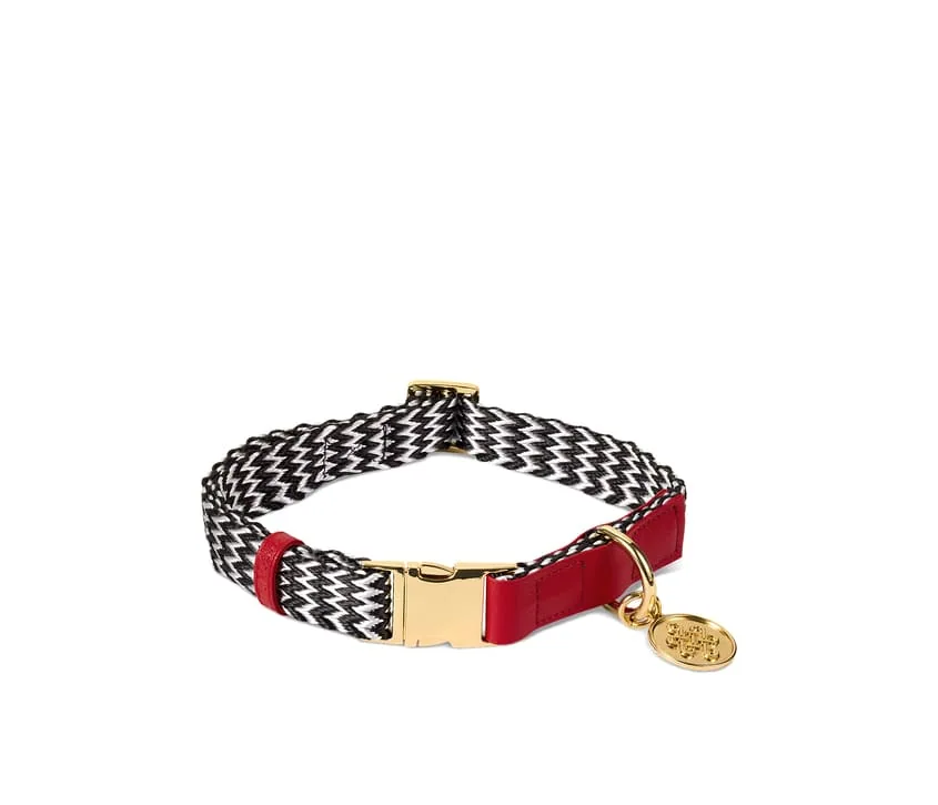 collar zigzag negro, blanco y rojo con cierre dorado