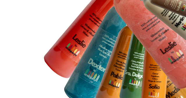 botellas heladas de colores sobre fondo negro
