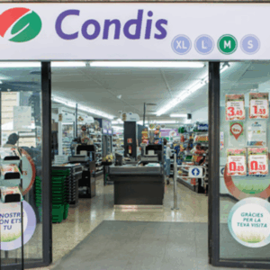 entrada del supermercado condis con promociones visibles