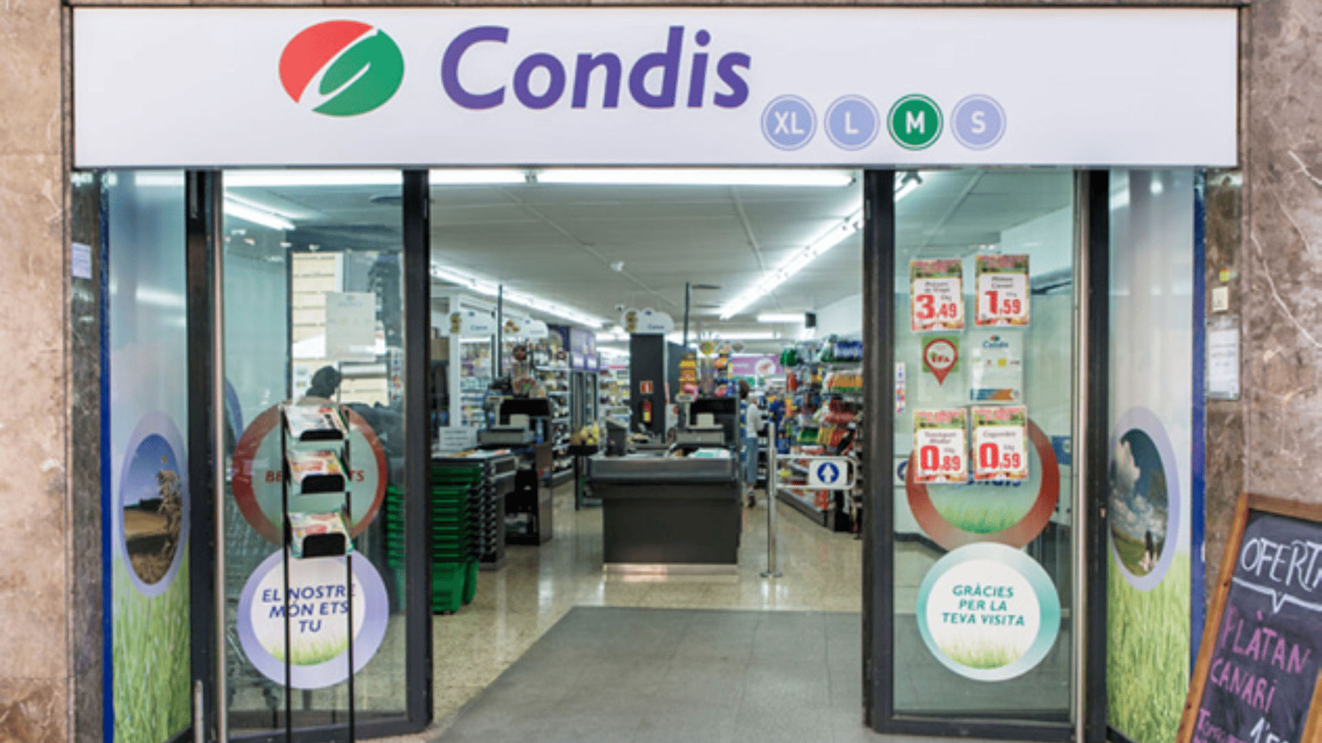 entrada del supermercado condis con promociones visibles