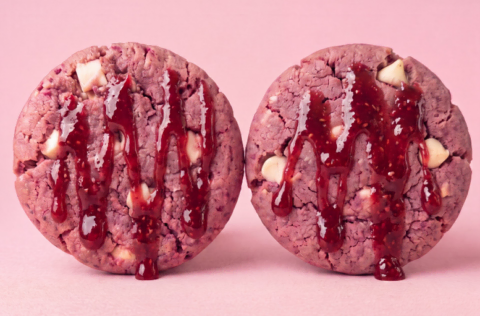 cookies au chocolat blanc et coulis rouge
