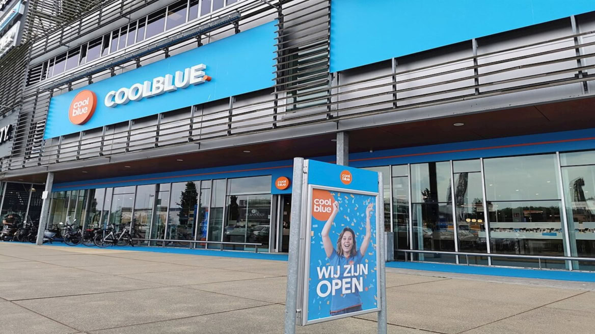 façade coolblue avec panneau « nous sommes ouverts »