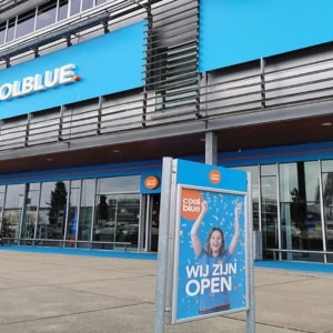 façade coolblue avec panneau « nous sommes ouverts »
