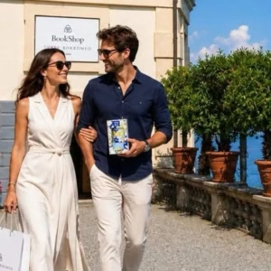 coppia elegante in shopping sul mare