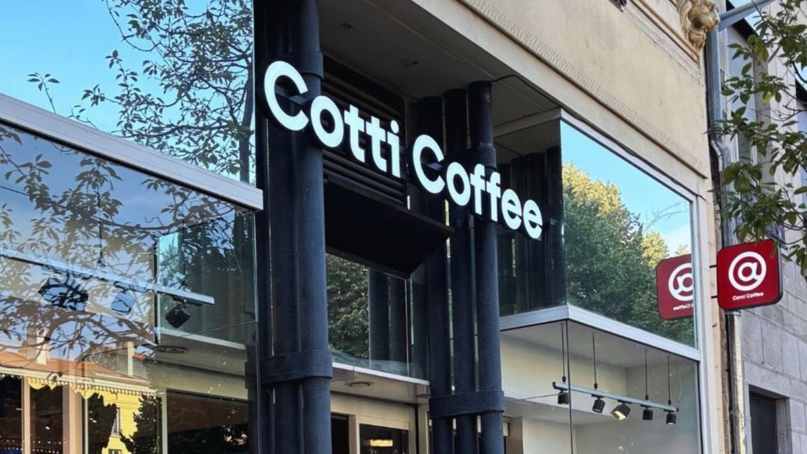façade moderne du cotti coffee en ville