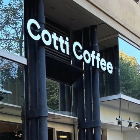 façade moderne du cotti coffee en ville