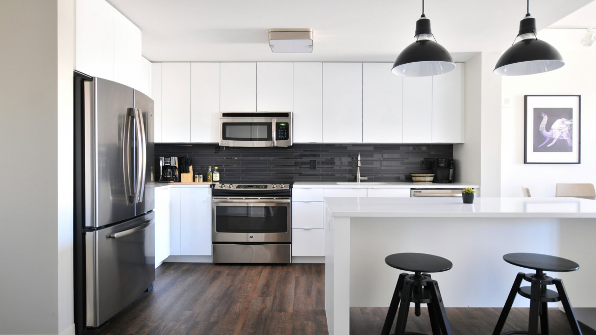 cuisine moderne blanche et noire avec Îlot design