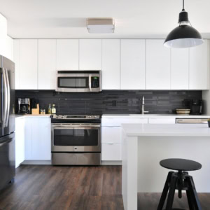cuisine moderne blanche et noire avec Îlot design