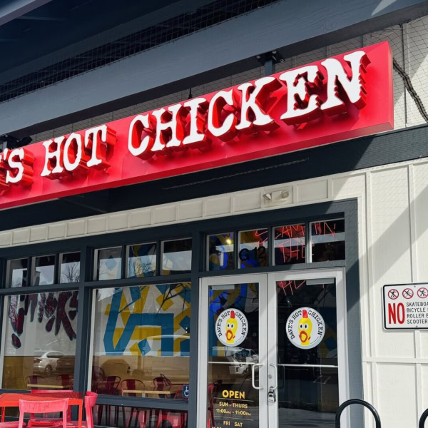 fasada dave’s hot chicken z czerwoną szyldą