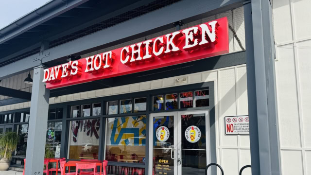 fasada dave’s hot chicken z czerwoną szyldą