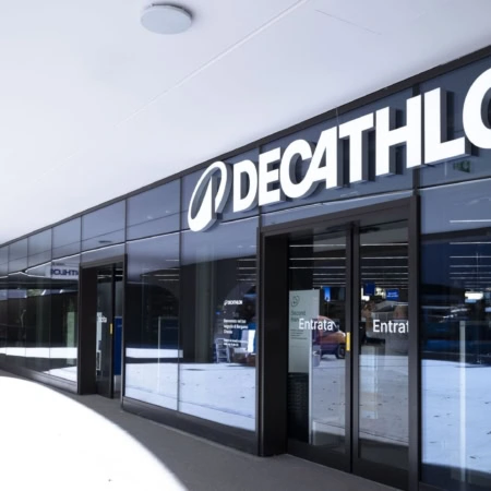 ingresso decathlon moderno con facciata elegante
