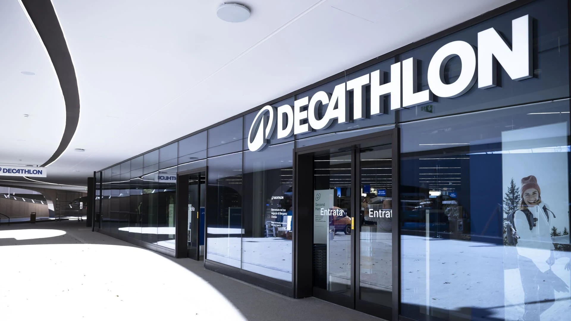 ingresso decathlon moderno con facciata elegante