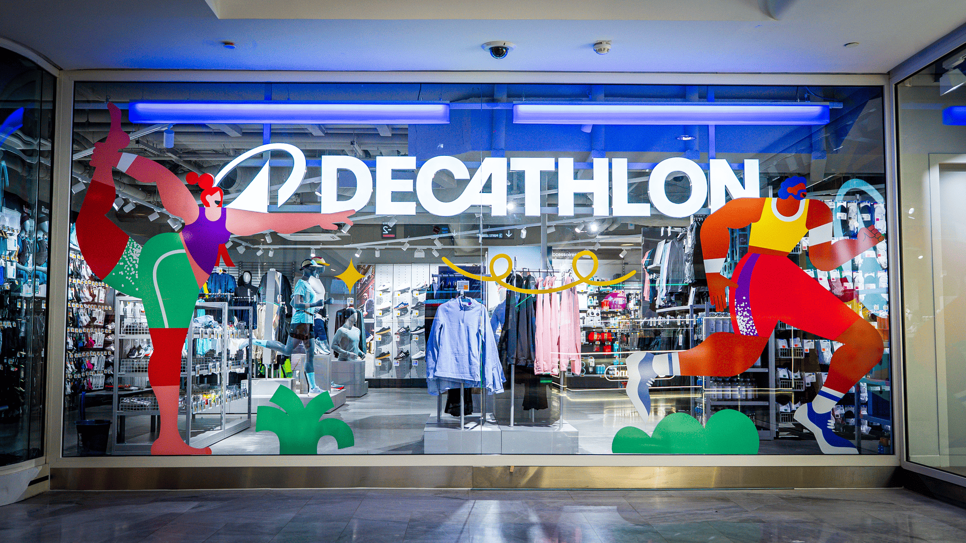 vitrine décathlon : boutique sportive et illustrations dynamiques