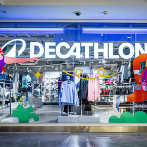 vitrine décathlon : boutique sportive et illustrations dynamiques