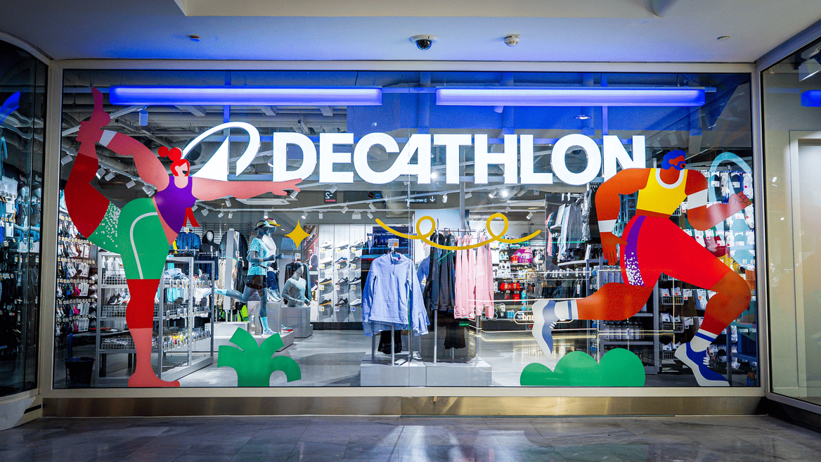 vitrine décathlon : boutique sportive et illustrations dynamiques
