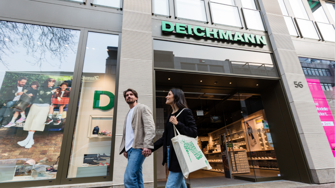 deichmann stadtfassade mit paar vor dem eingang
