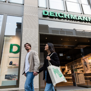 deichmann stadtfassade mit paar vor dem eingang