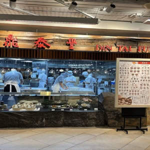 din tai fung restaurant front counter and open kitchen