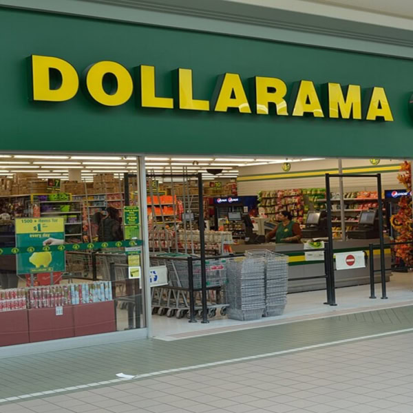entrée du dollarama, magasin à rabais lumineux