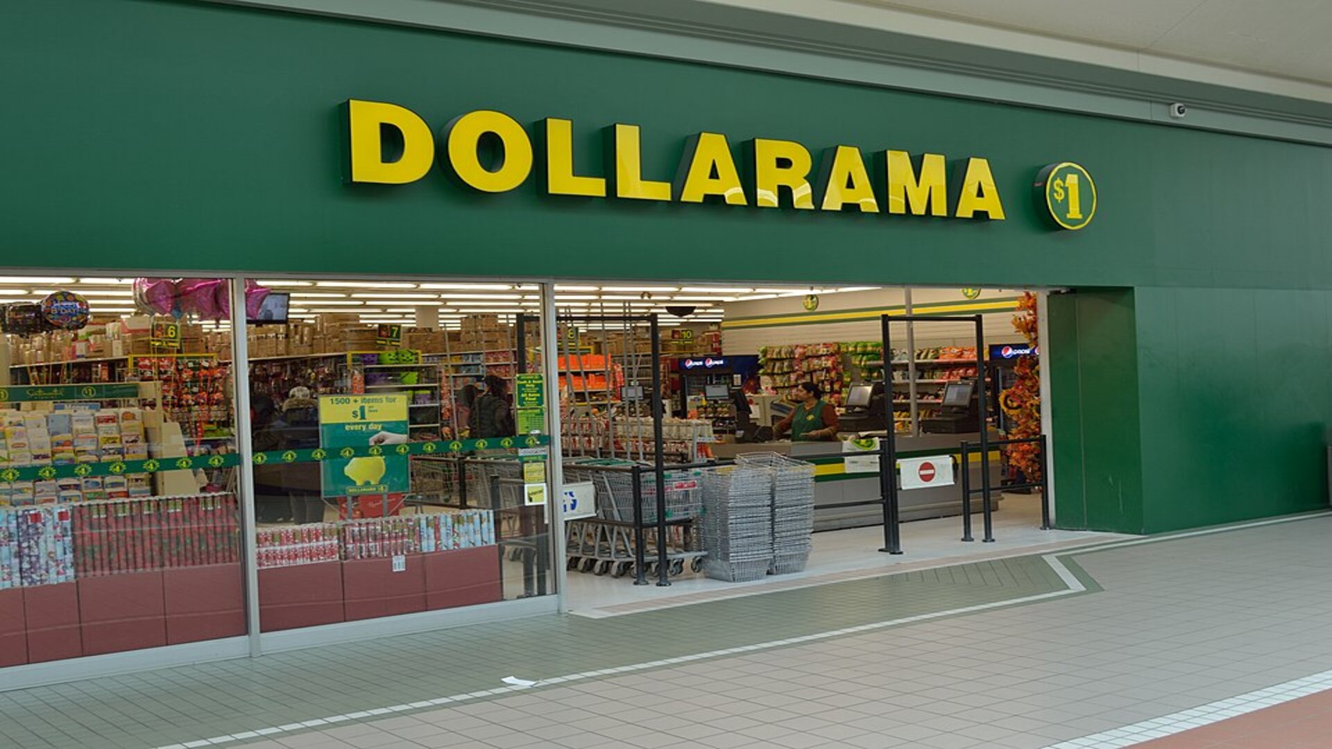 entrée du dollarama, magasin à rabais lumineux