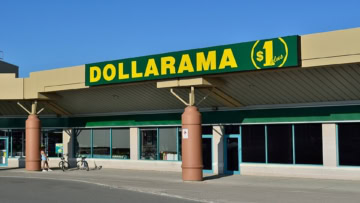 façade du dollarama sous ciel bleu