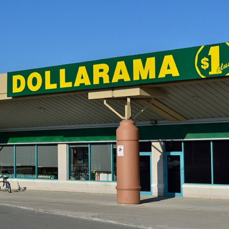 façade du dollarama sous ciel bleu