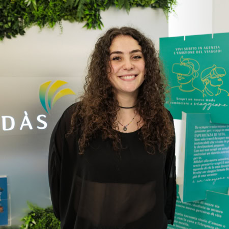 donna sorridente allo stand tecnologico widas