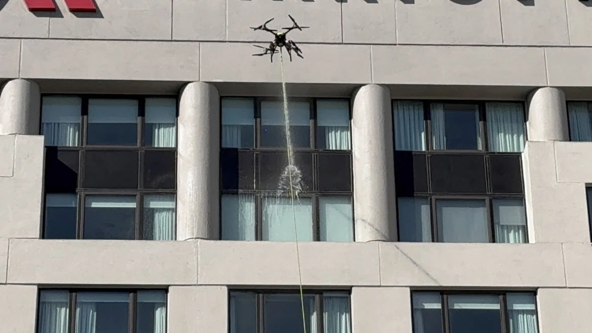 drone de nettoyage sur façade moderne
