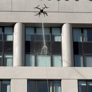 drone de nettoyage sur façade moderne