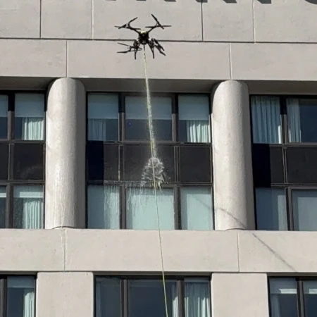 drone de nettoyage sur façade moderne