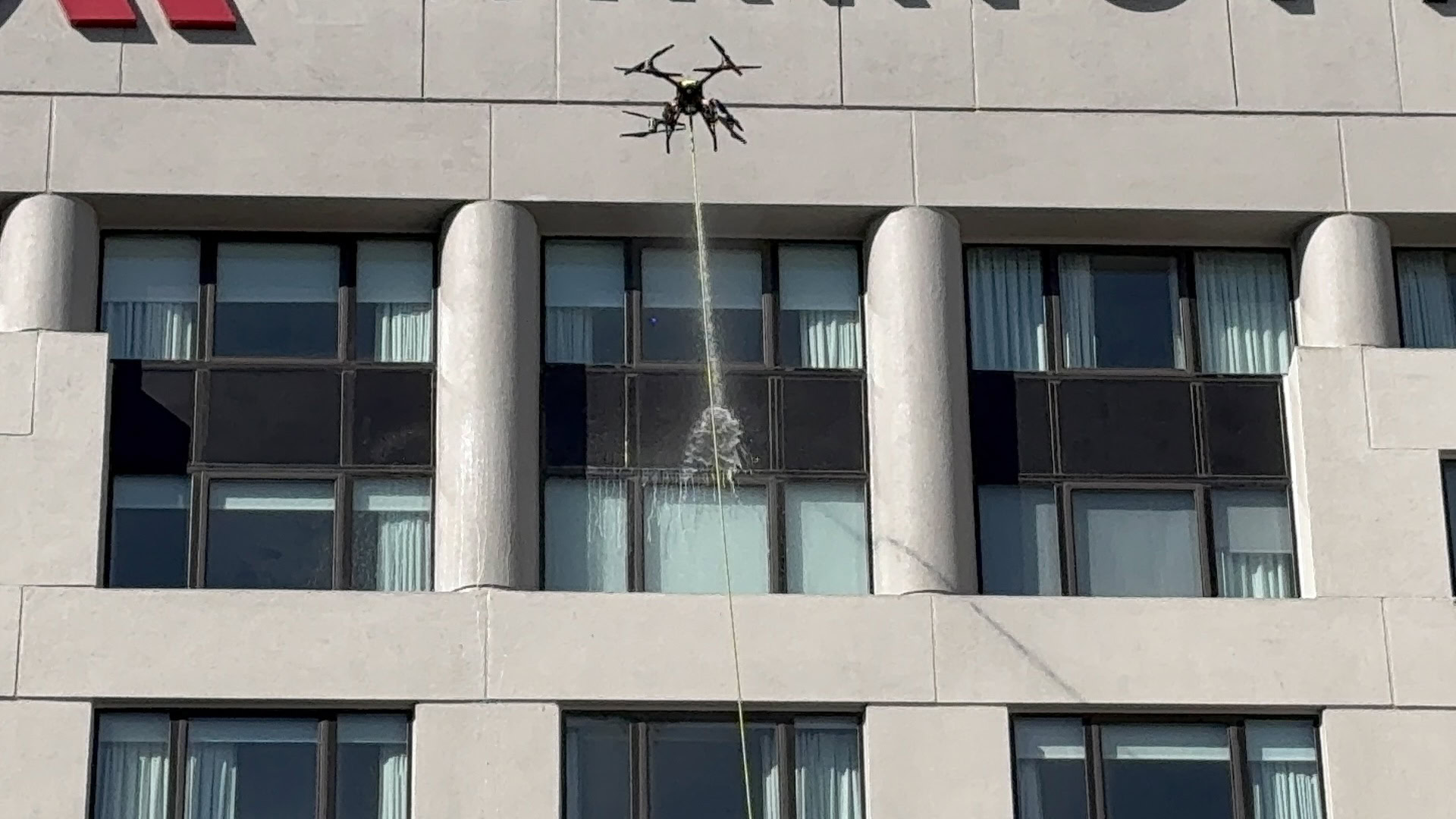 drone de nettoyage sur façade moderne