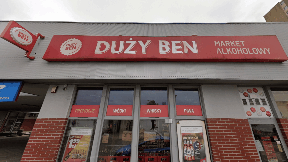 sklep duży ben z czerwonym szyldem i promocjami