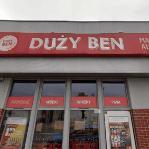 sklep duży ben z czerwonym szyldem i promocjami