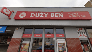 sklep duży ben z czerwonym szyldem i promocjami