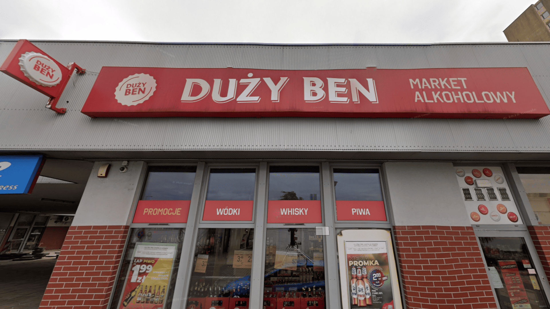 sklep duży ben z czerwonym szyldem i promocjami
