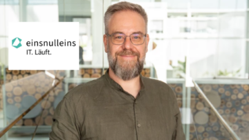 porträt eines it experten im modernen büro